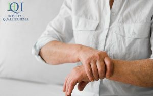 Paciente com osteoporose no consultório medico