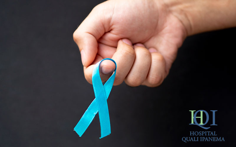 Simbolo novembro azul, mão segurando uma fita azul